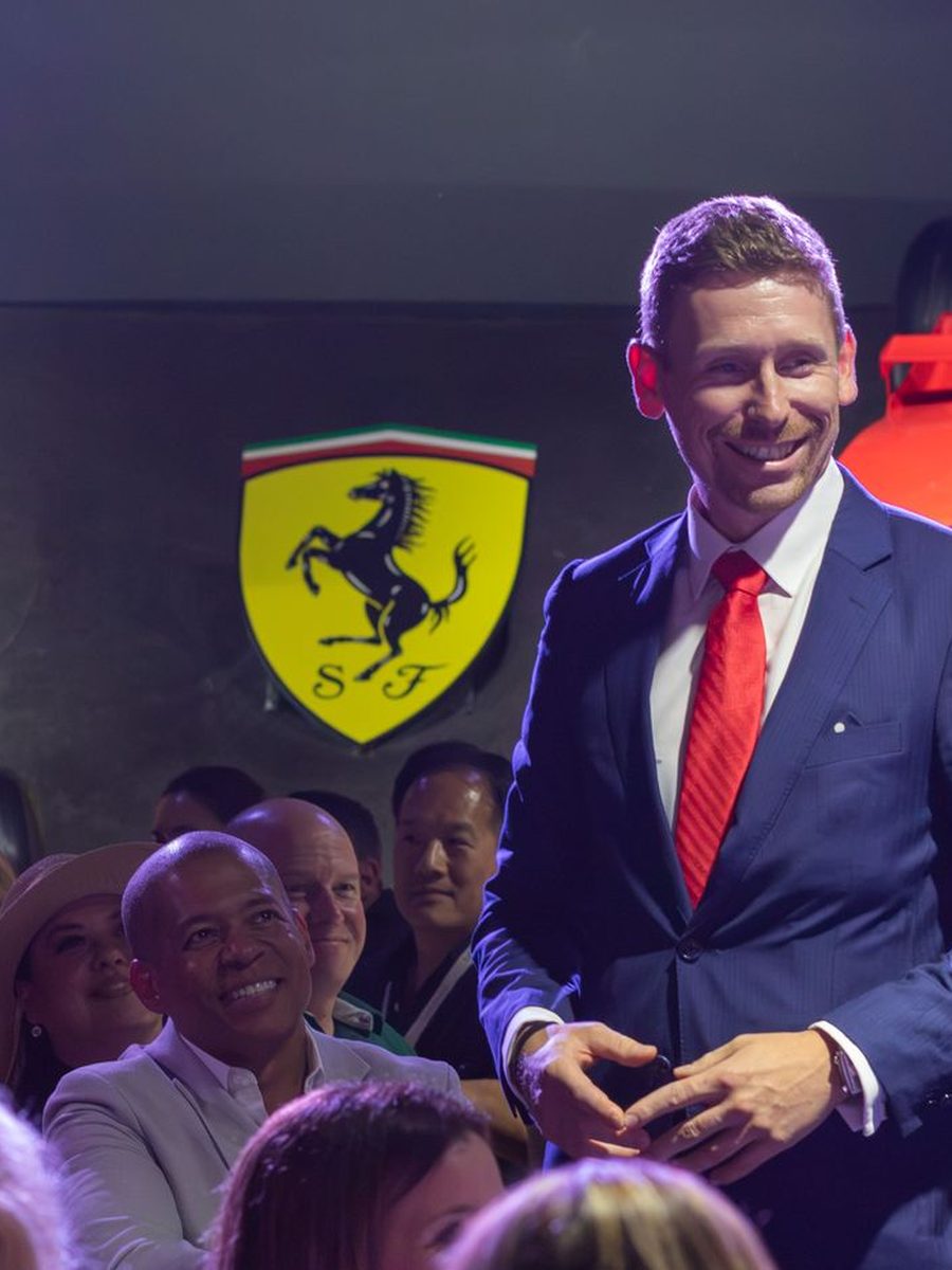 Vincent Hovorka na pódiu v Muzeu Ferrari